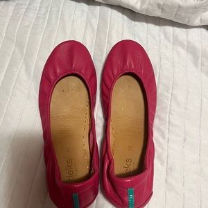 Size 10 fushia tieks